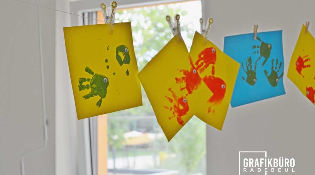 Kinderbilder an einer Leine